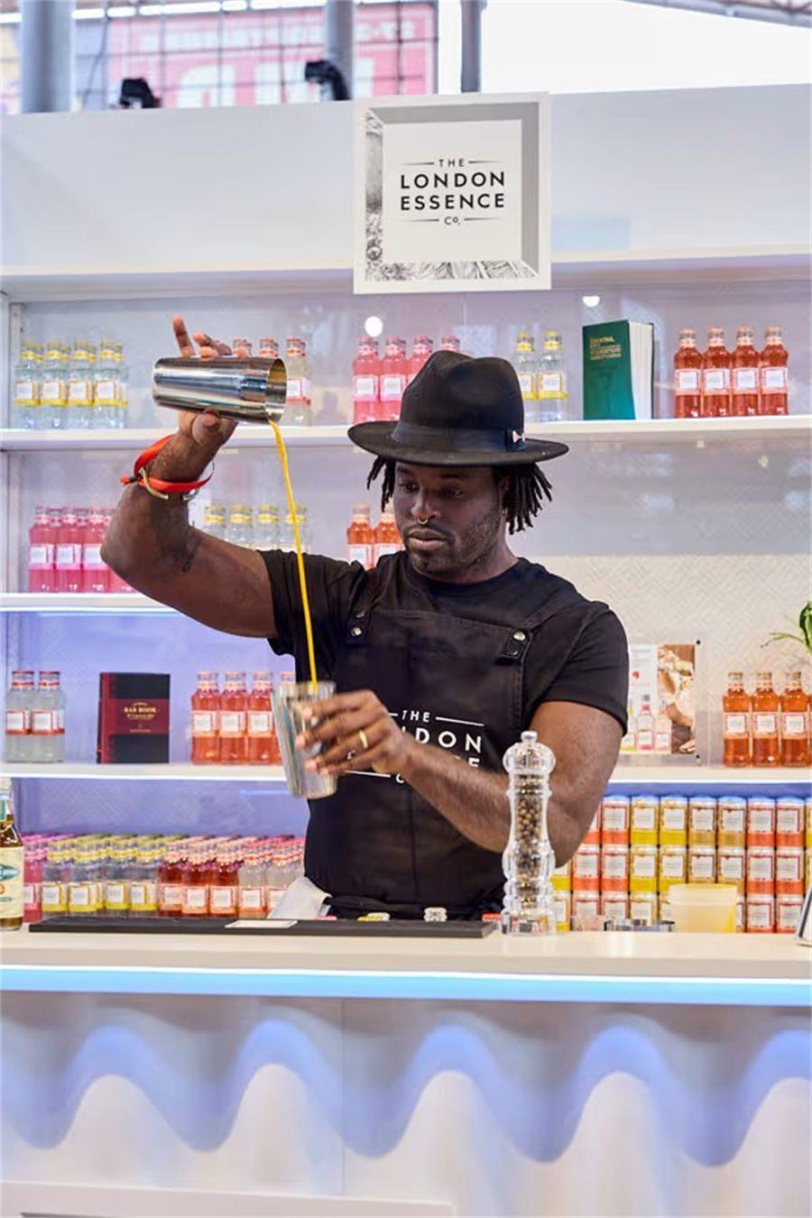 Bartender préparant un cocktail sur un bar de la Cocktail Street