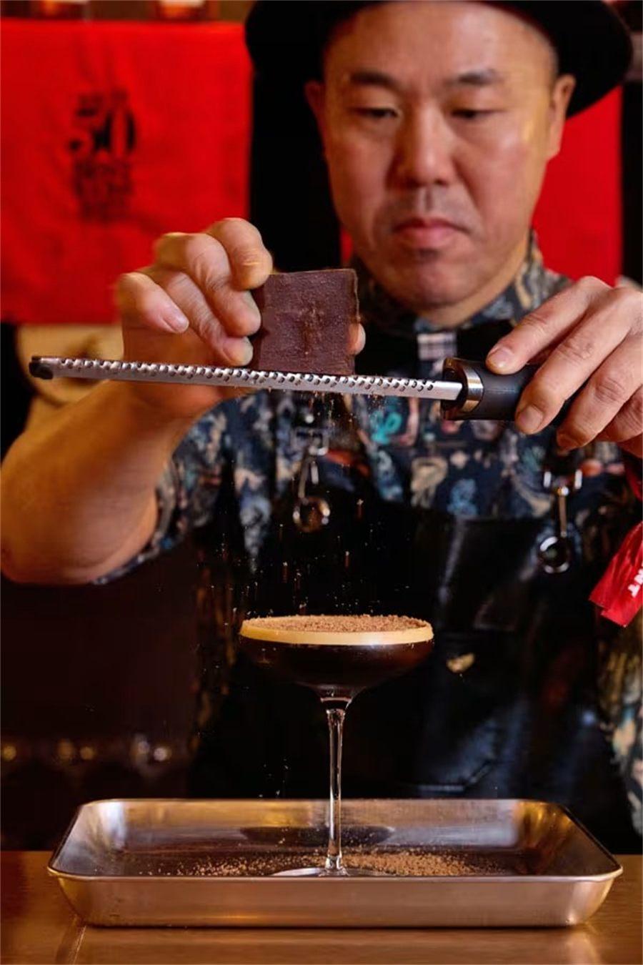 Bartender râpant du chocolat sur un espresso martini à la Cocktail Street