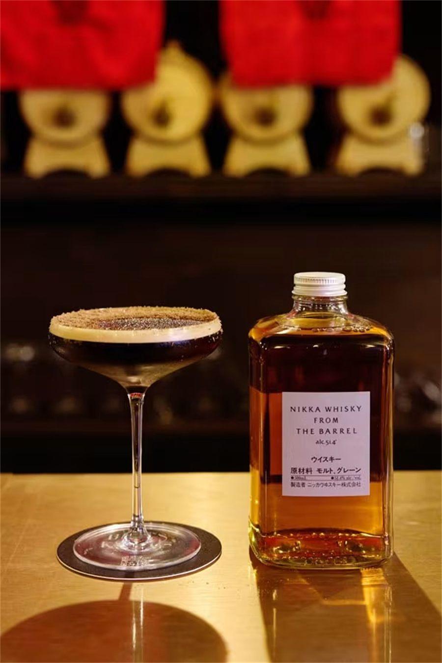 Cocktail au whisky japonais servi à côté d'une bouteille Nikka From The Barrel