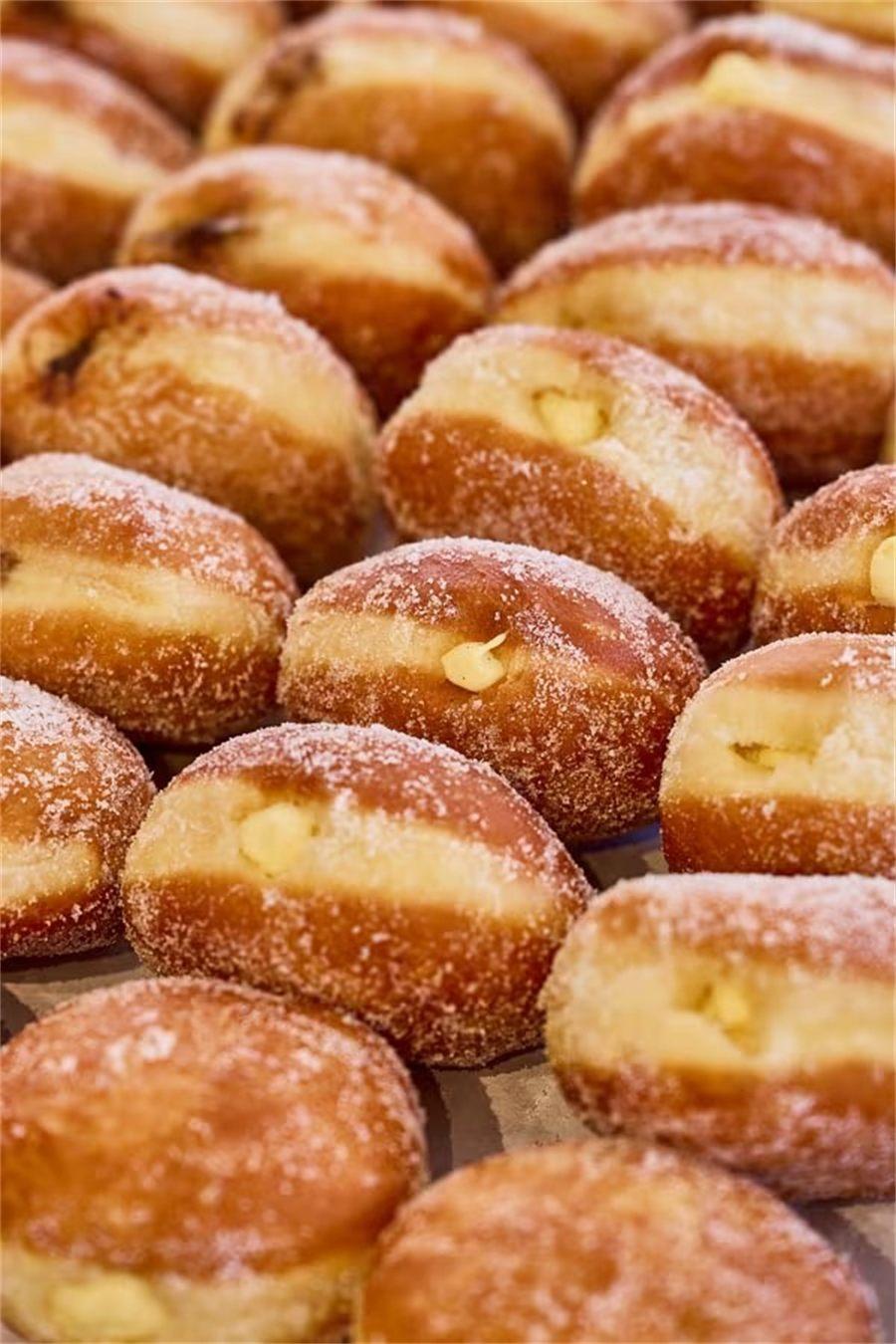 Donuts sucrés empilés sur un stand de la Cocktail Street