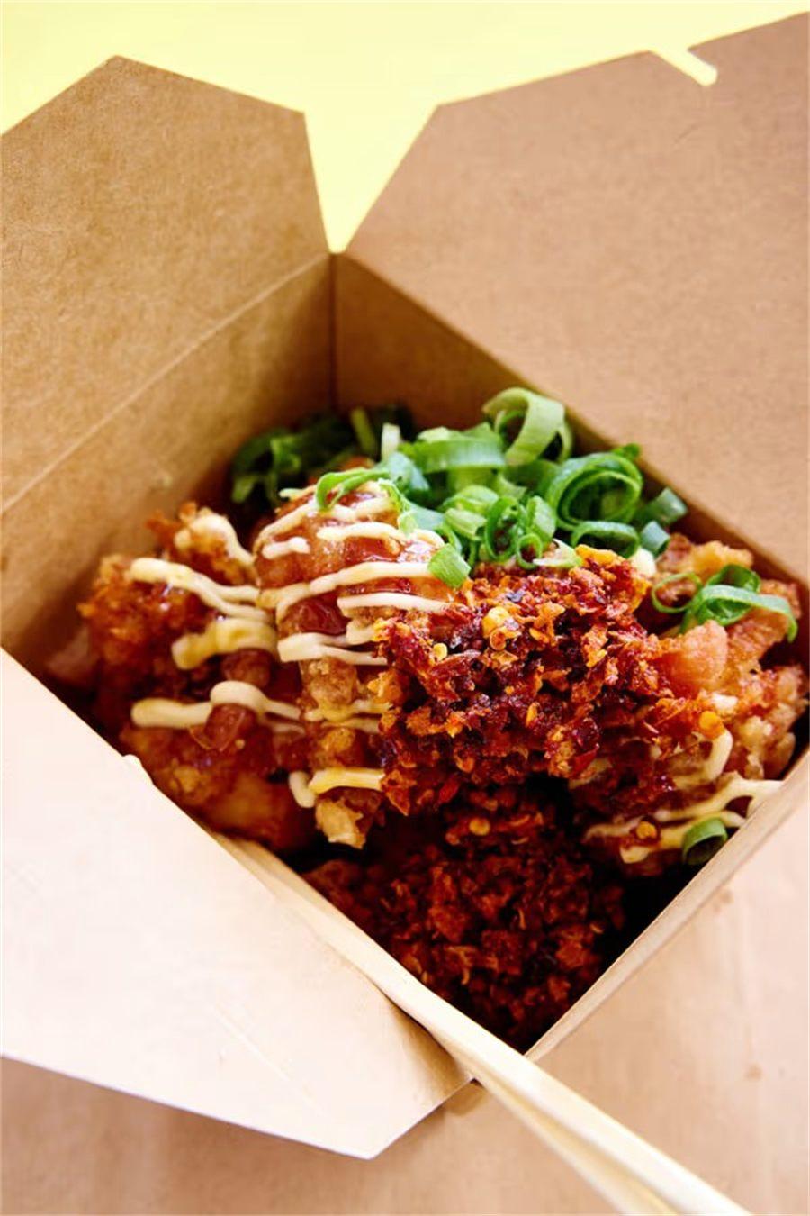Poulet frit servi en boîte sur un stand de street food