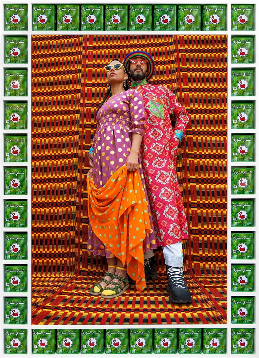 Alicia Keys et Swizz Beatz habillés par Hassan Hajjaj devant un décor tissé