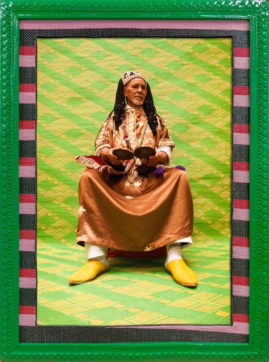 Le maître gnawa Ba Bohot tenant les qraqeb, photographié par Hassan Hajjaj