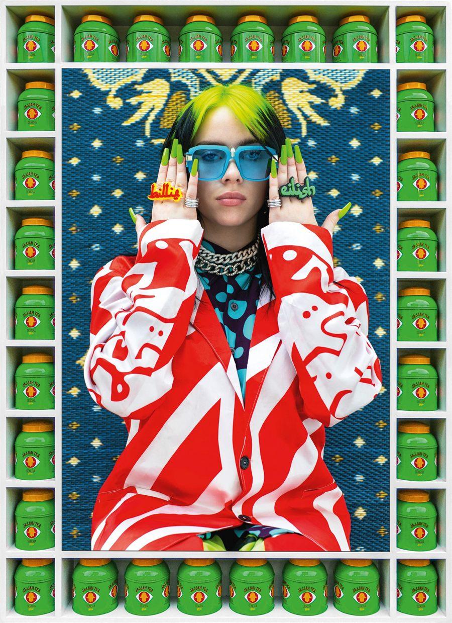 Billie Eilish photographiée par Hassan Hajjaj, cadre en boîtes de thé vertes