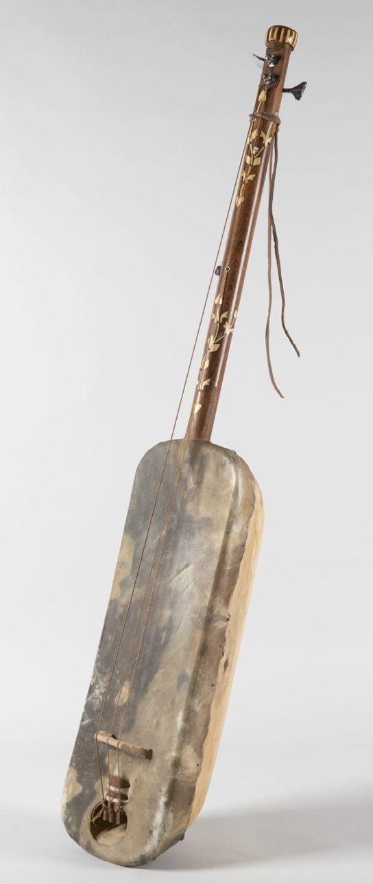 Guembri, luth-tambour gnawa de la collection du Musée de la musique
