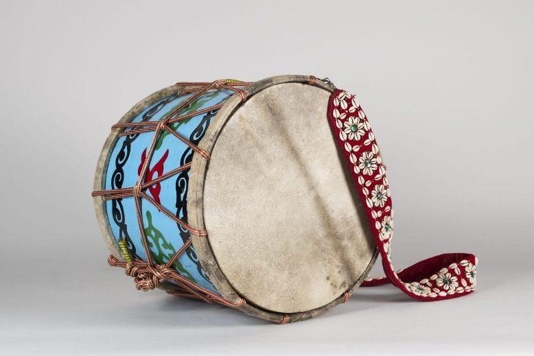 Tbel, tambour gnawa peint de la collection du Musée de la musique