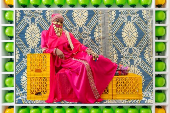 Madonna, Billie Eilish : Hassan Hajjaj a signé parmi leurs plus beaux portraits. Son secret : les transformer en gens ordinaires, à découvrir à la Philharmonie de Paris.