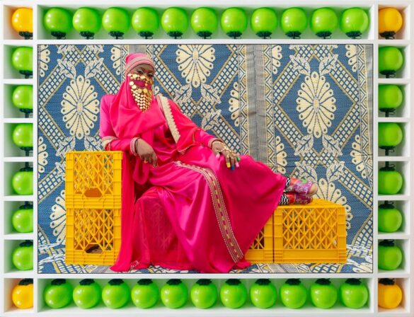 Madonna, Billie Eilish : Hassan Hajjaj a signé parmi leurs plus beaux portraits. Son secret : les transformer en gens ordinaires, à découvrir à la Philharmonie de Paris.