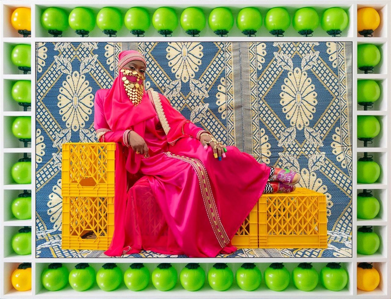 Madonna, Billie Eilish : Hassan Hajjaj a signé parmi leurs plus beaux portraits. Son secret : les transformer en gens ordinaires, à découvrir à la Philharmonie de Paris.