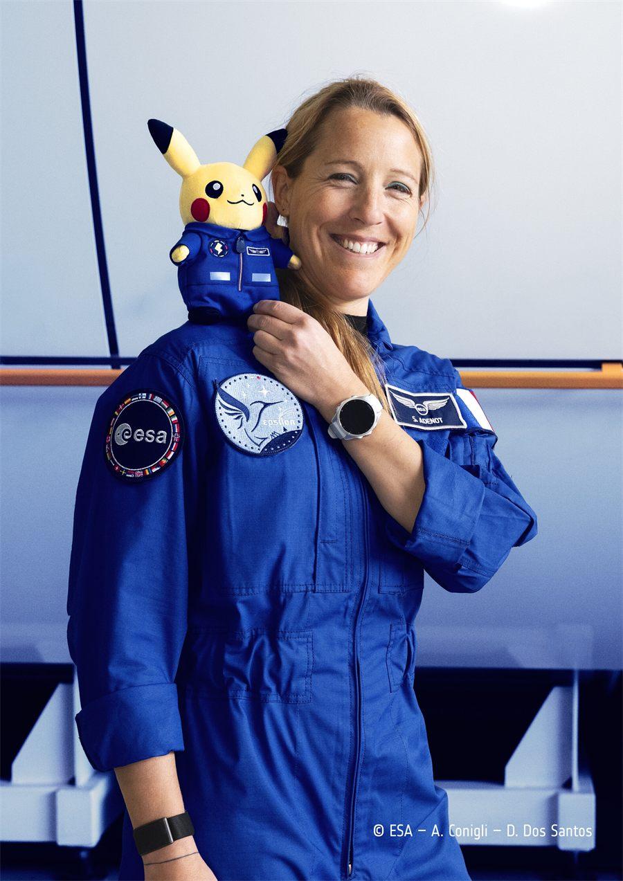 l'astronaute française de l'ESA Sophie Adenot avec la peluche Pikachu sur son épaule