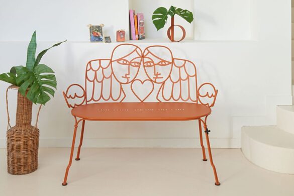 Comme les amoureux des bancs publics, installez-vous côte à côte sur Aile et Moi, la nouvelle banquette de Fermob, imaginée par Castelbajac