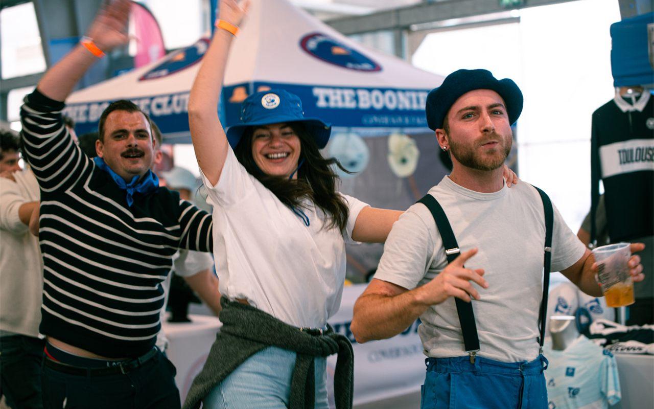Trois participants dansent en béret pendant la soirée de l'Aligofest à Toulouse