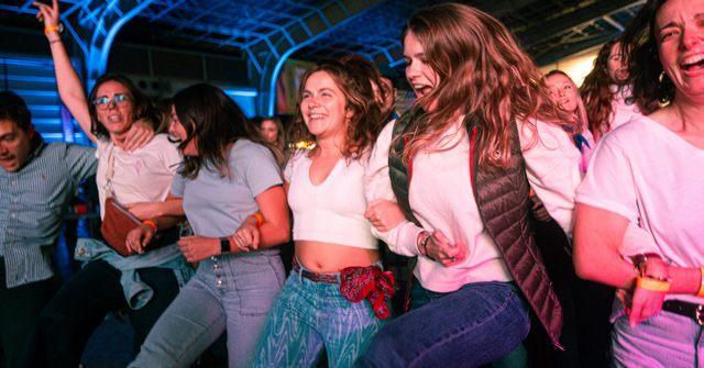 Le public danse sous les lumières bleues pendant les DJ sets de l'Aligofest