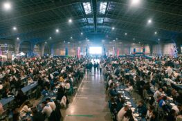 À l’Aligofest, vous vous asseyez à la table de 6 000 inconnus, vous reprenez de l’aligot-saucisse autant que vous voulez, et les bandas font le reste pour un record à la clé