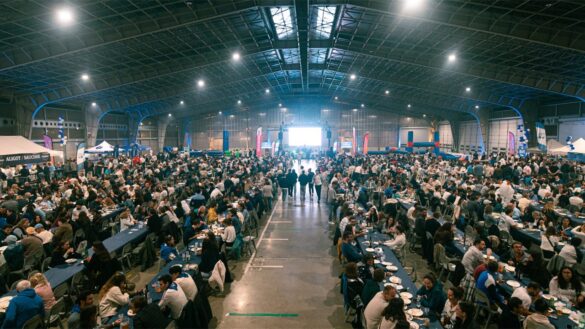À l’Aligofest, vous vous asseyez à la table de 6 000 inconnus, vous reprenez de l’aligot-saucisse autant que vous voulez, et les bandas font le reste pour un record à la clé