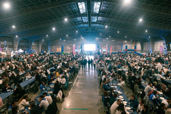 À l’Aligofest, vous vous asseyez à la table de 6 000 inconnus, vous reprenez de l’aligot-saucisse autant que vous voulez, et les bandas font le reste pour un record à la clé