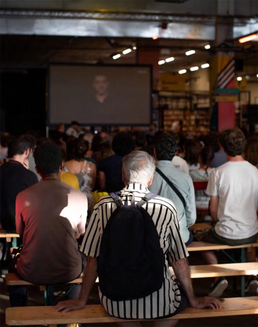 Le public installé sur les bancs de la halle de Ground Control lors d'une projection
