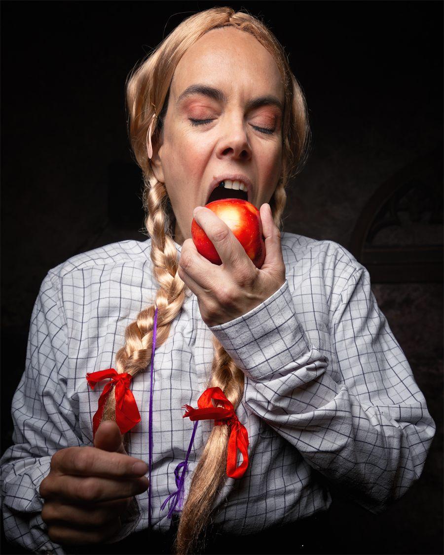 (W)holy Helga, de Nazaret Froufe Bono, spectacle espagnol du Paris Fringe Festival