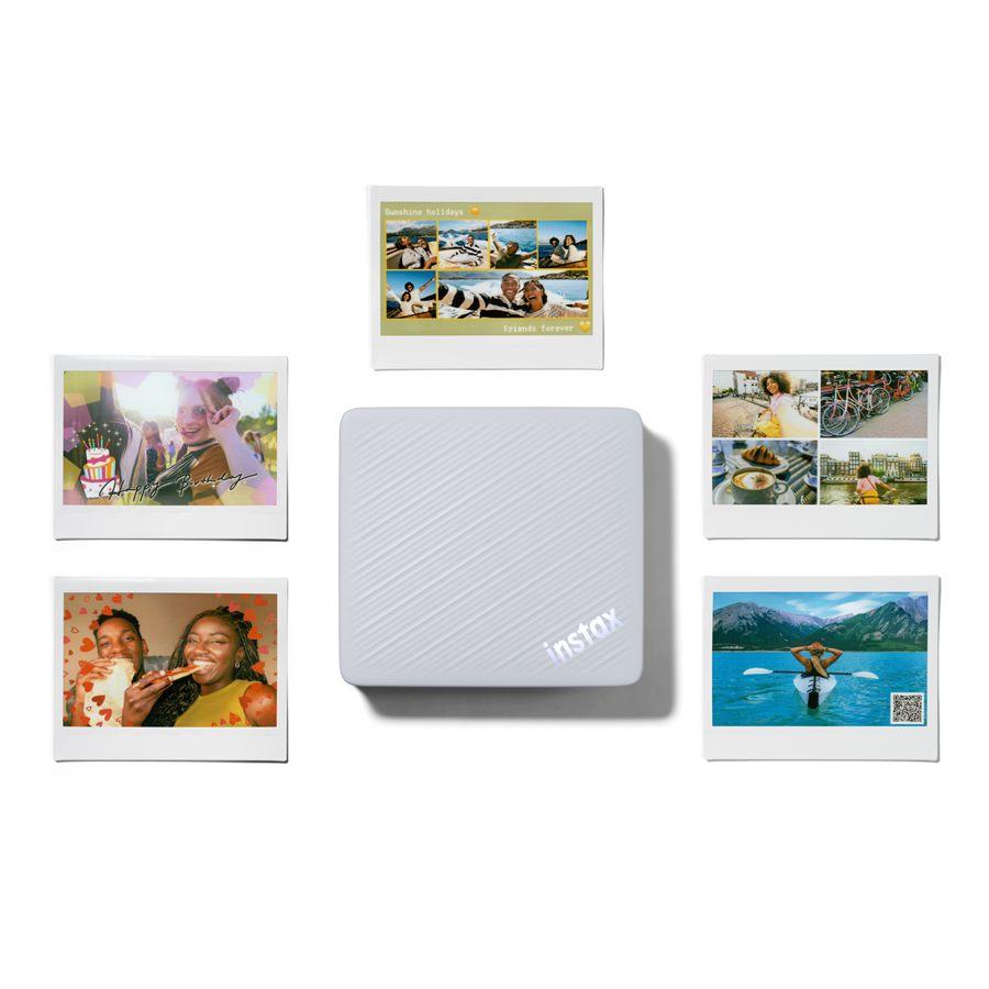 Tirages instax WIDE avec cadres, autocollants et code QR autour de l'imprimante