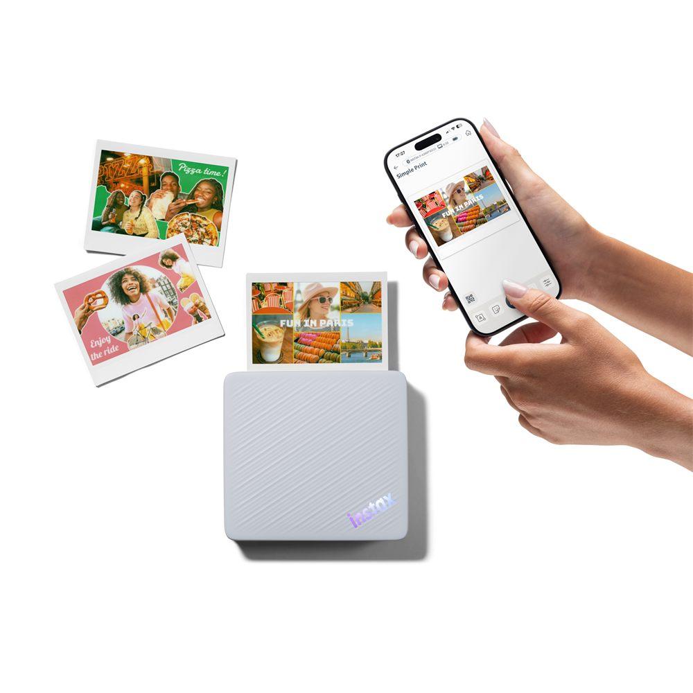 Trois photomontages imprimés au format instax WIDE posés près de l'imprimante bleue