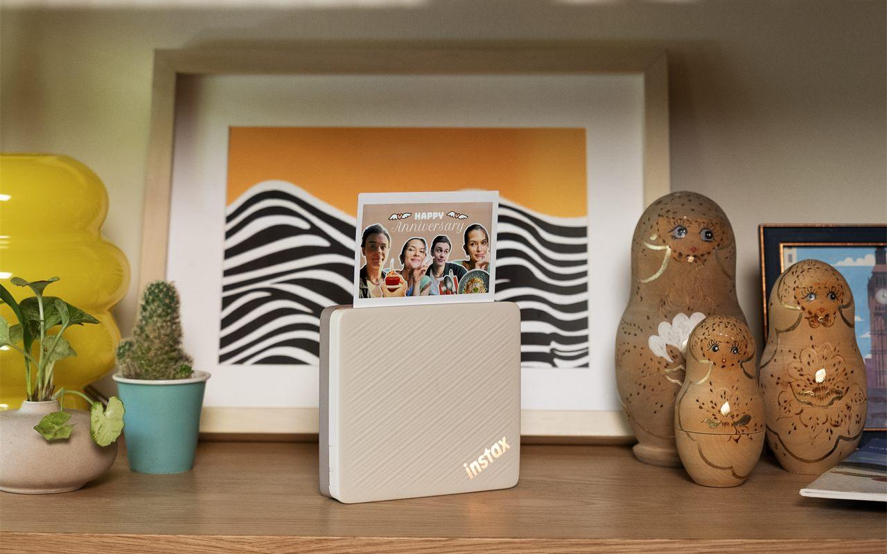Vos photos de l&rsquo;été s&rsquo;entassent par centaines sur votre téléphone : l&rsquo;instax Link WIDE 2 promet d&rsquo;en réunir plusieurs sur un seul tirage que vous pourrez enfin tenir et offrir.