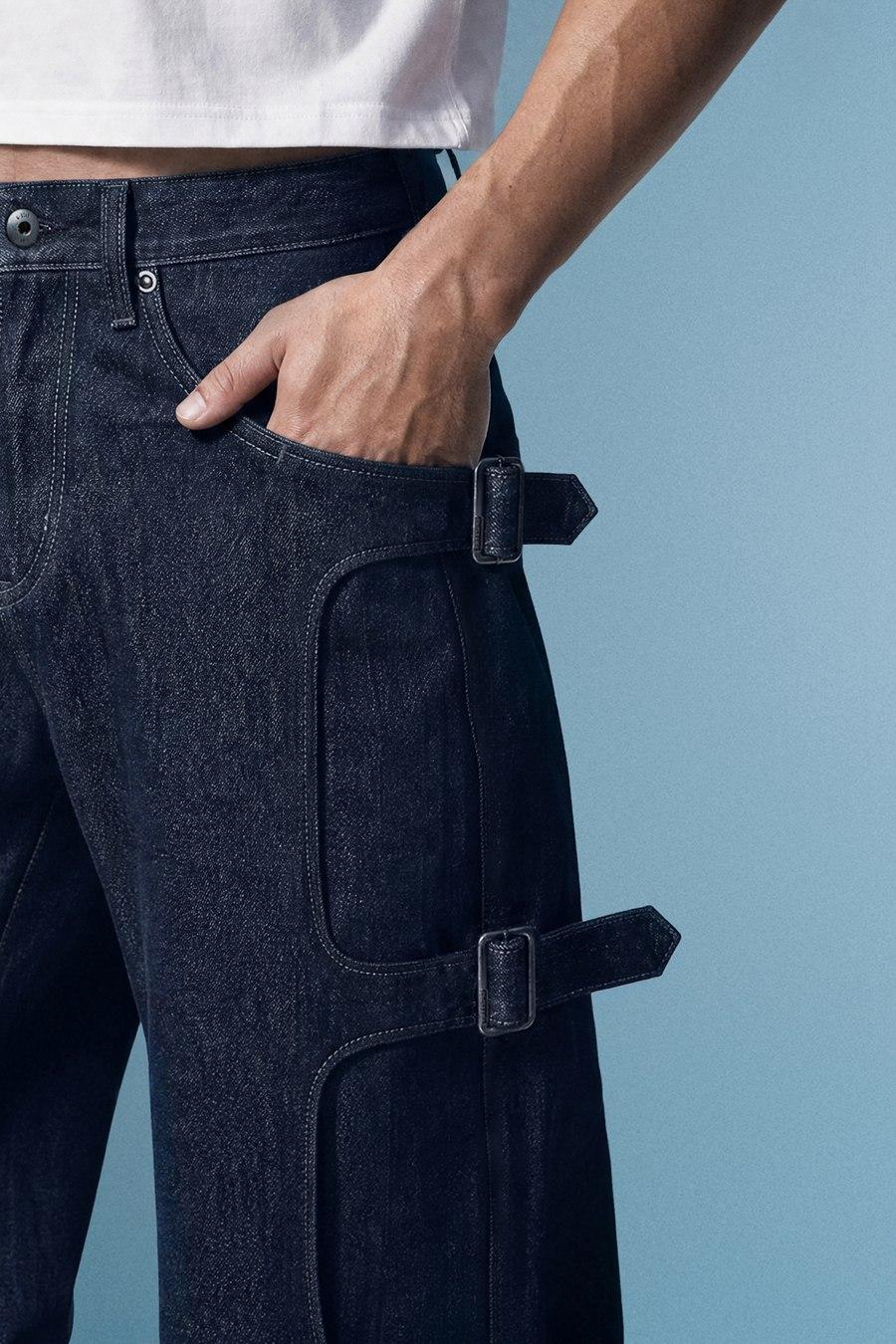 Detail des sangles a boucles gunmetal et de la poche avant du jean THE DENIM 004