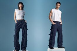 Les sangles à boucles des bottes à harnais, vous les connaissez : Tommy Bogo en a aligné 10 de la hanche à l&rsquo;ourlet sur la toile d&rsquo;un denim G-STAR