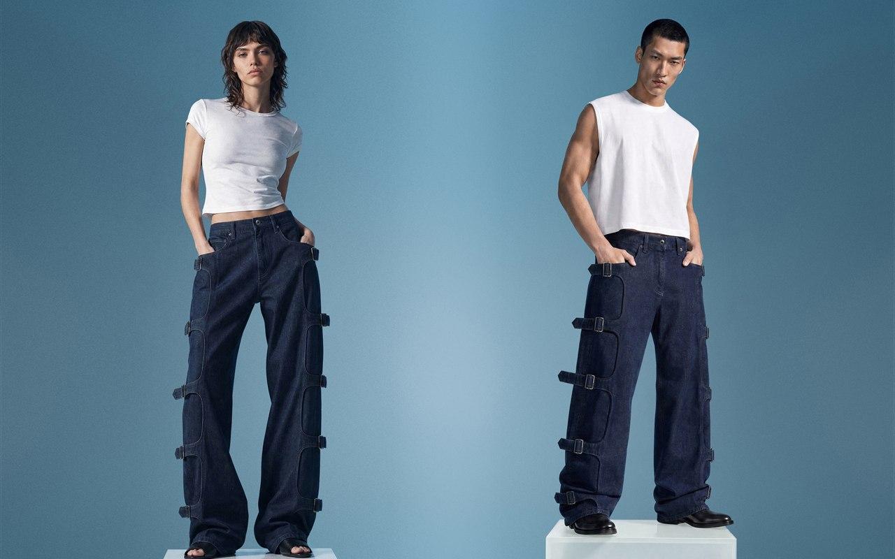Les sangles à boucles des bottes à harnais, vous les connaissez : Tommy Bogo en a aligné 10 de la hanche à l&rsquo;ourlet sur la toile d&rsquo;un denim G-STAR