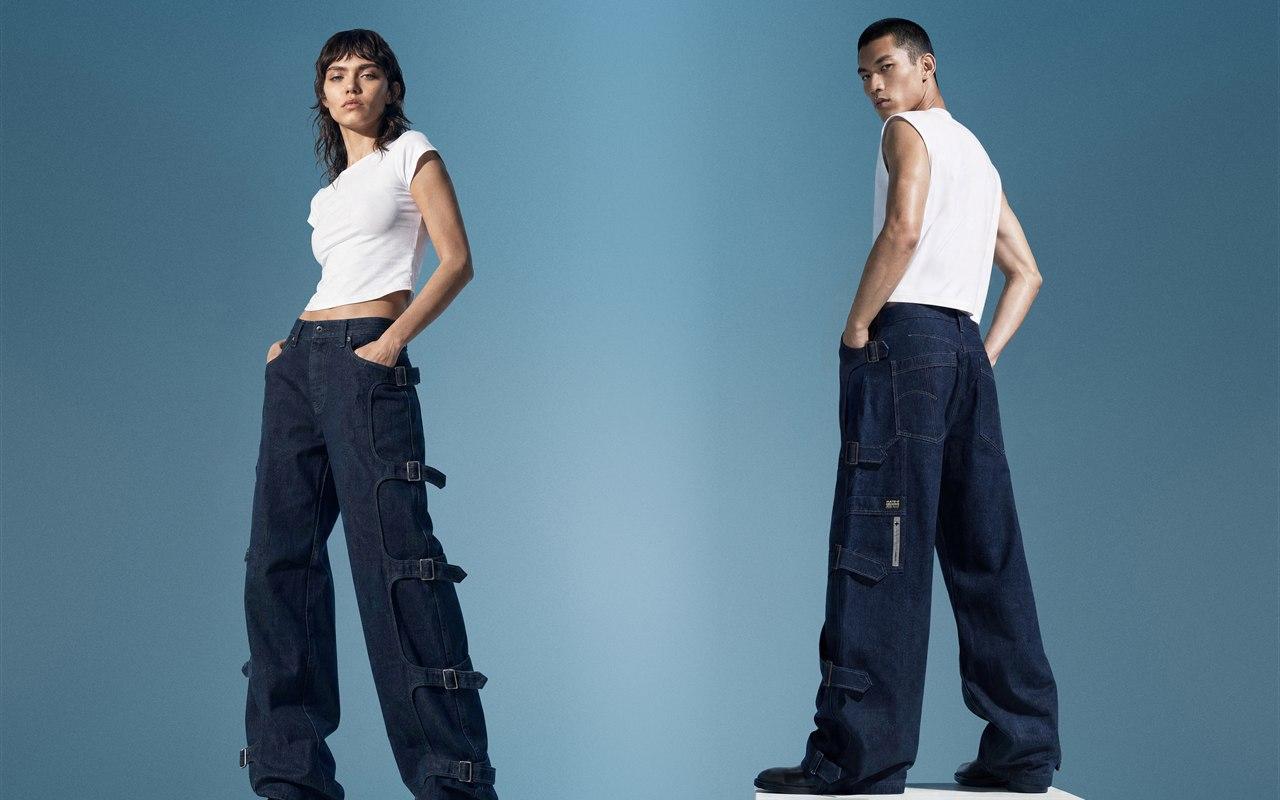 Le jean G-STAR TOMBOGO de trois quarts et de dos, panneau lateral et etiquette tissee