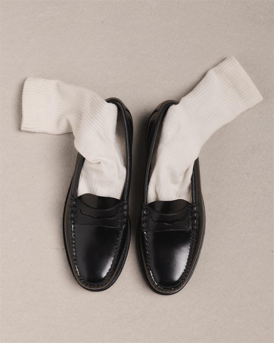 Mocassin penny noir G.H.Bass x Hast vu de dessus avec des chaussettes blanches côtelées