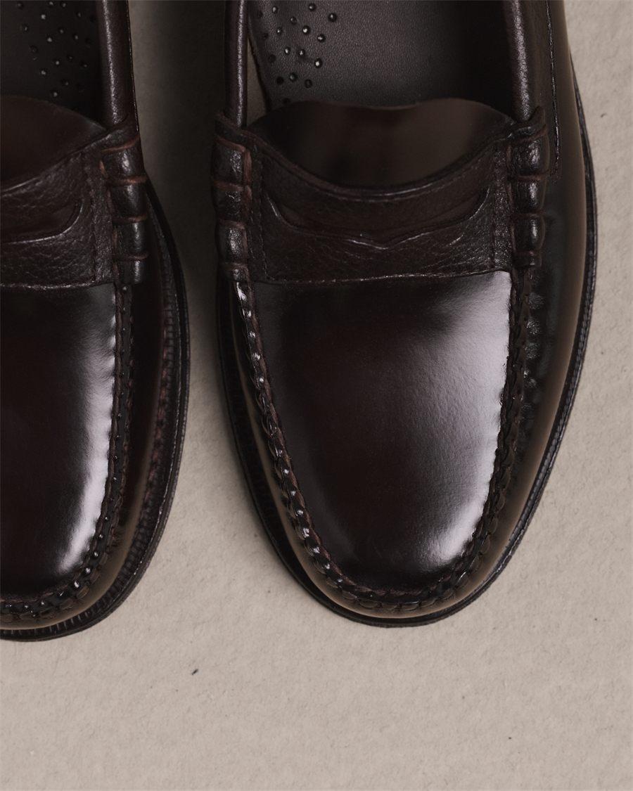 Couture mocassin en relief sur le dessus du pied et bandeau en cuir grainé