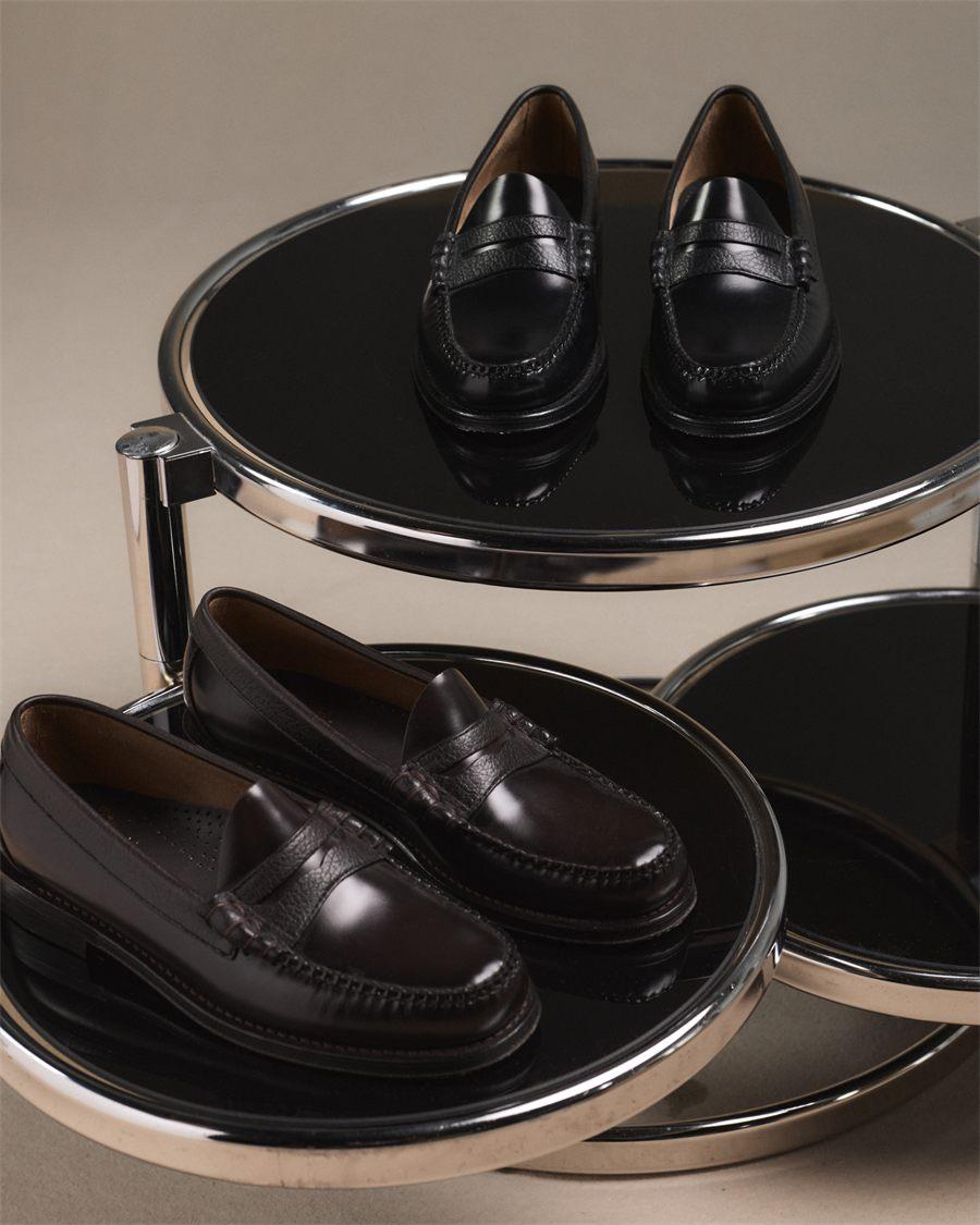 Les deux coloris du mocassin penny G.H.Bass x Hast posés sur des guéridons chromés