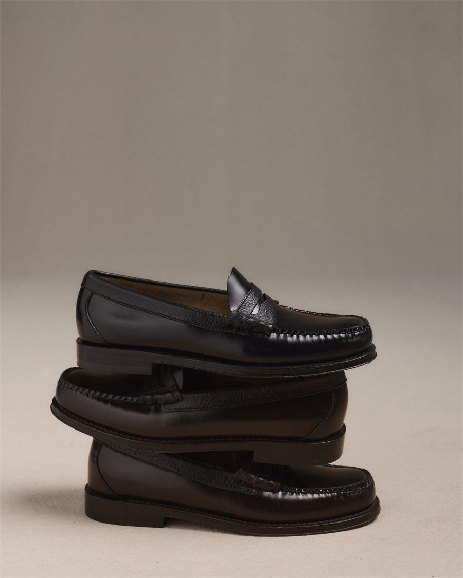 Trois mocassins penny G.H.Bass x Hast empilés, coloris noir et brun foncé