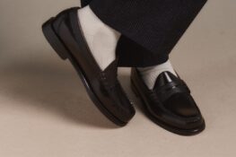 Mocassin noir et chaussettes blanches : les campus de l&rsquo;Ivy League en ont fait leur uniforme dès 1936. Sur le G.H.Bass x Hast, le brillant du cuir s&rsquo;interrompt net au milieu du pied.