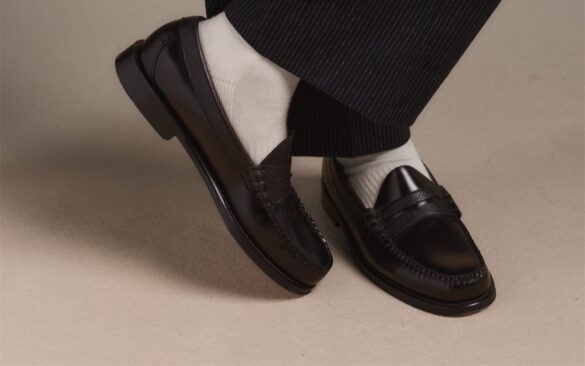 Mocassin noir et chaussettes blanches : les campus de l&rsquo;Ivy League en ont fait leur uniforme dès 1936. Sur le G.H.Bass x Hast, le brillant du cuir s&rsquo;interrompt net au milieu du pied.