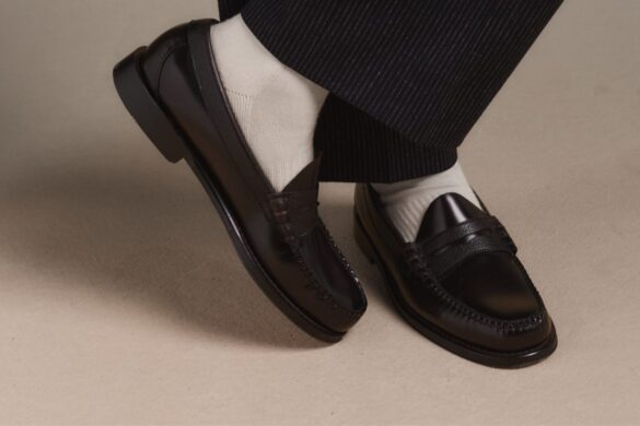 Mocassin noir et chaussettes blanches : les campus de l&rsquo;Ivy League en ont fait leur uniforme dès 1936. Sur le G.H.Bass x Hast, le brillant du cuir s&rsquo;interrompt net au milieu du pied.