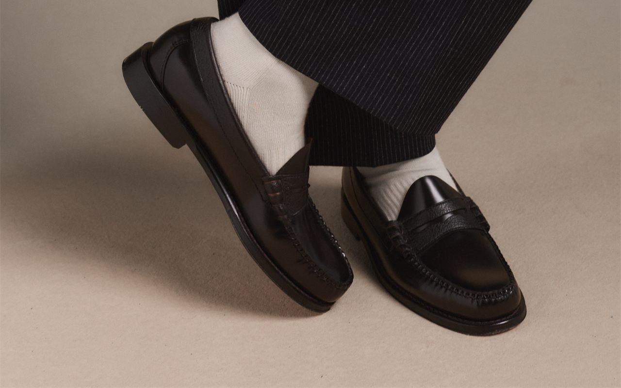 Mocassin noir et chaussettes blanches : les campus de l&rsquo;Ivy League en ont fait leur uniforme dès 1936. Sur le G.H.Bass x Hast, le brillant du cuir s&rsquo;interrompt net au milieu du pied.