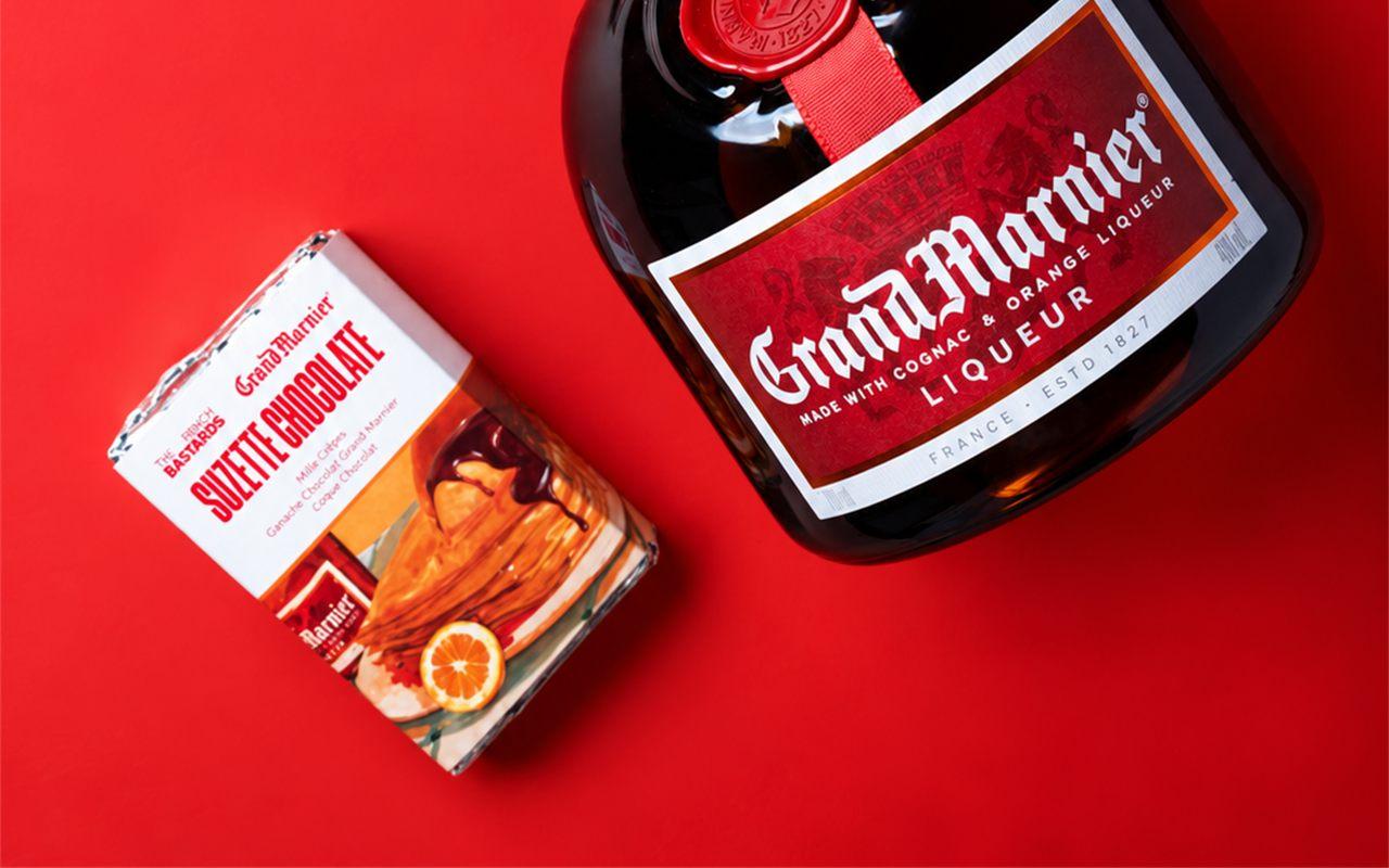 Une bouteille de Grand Marnier Cordon Rouge à côté d'une tablette Suzette Chocolate dans son emballage