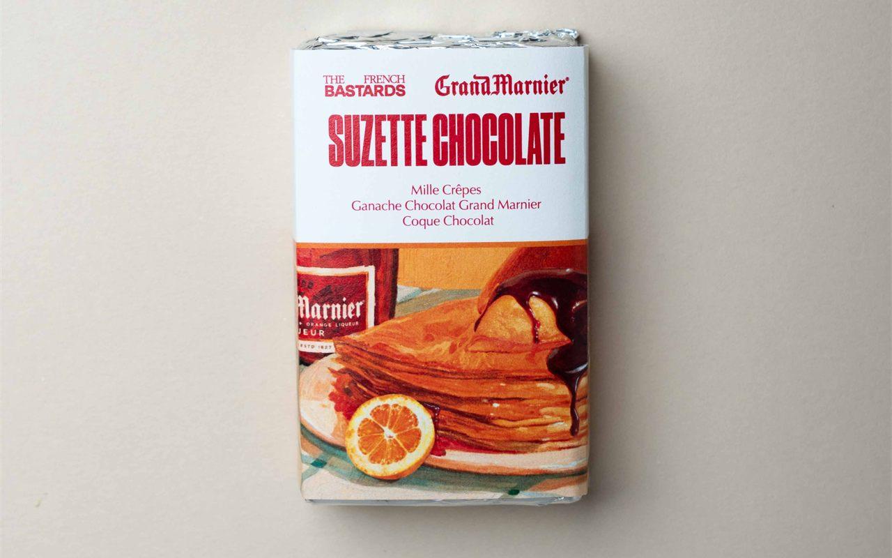 L'emballage de la Suzette Chocolate montre une pile de crêpes nappée de chocolat et une demi-orange