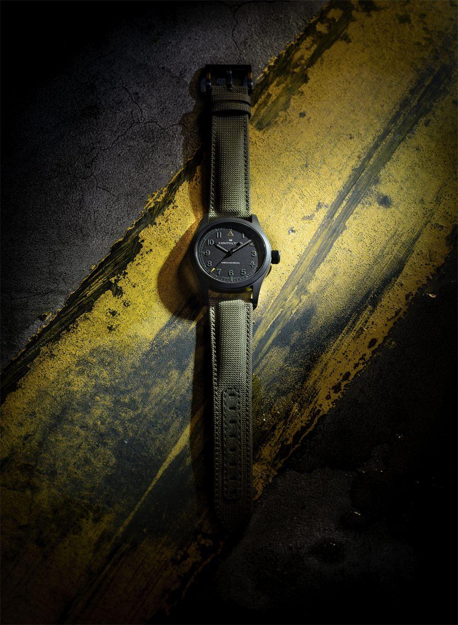 Hamilton Khaki Field Call of Duty posée à plat, bracelet en tissu vert kaki déployé