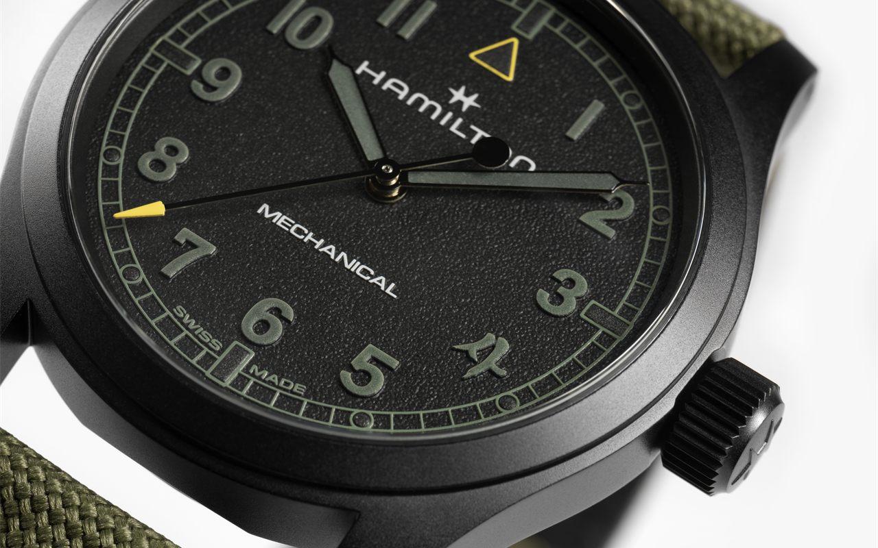 Cadran noir grainé de la Hamilton Khaki Field Call of Duty avec le 4 stylisé du jeu