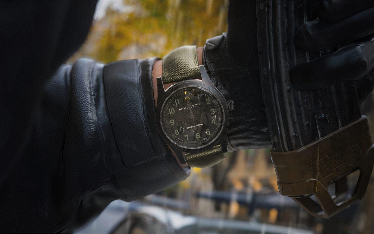 Regardez le poignet du capitaine Price dans Modern Warfare 4 : la Hamilton Khaki Field qu&rsquo;il porte existe vraiment, avec le 4 du jeu sur le cadran.