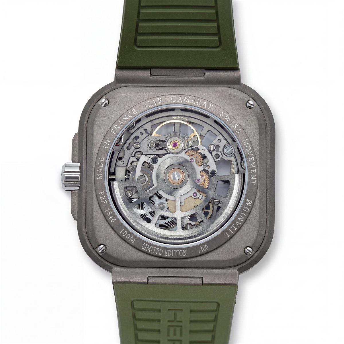 Fond saphir dévoilant la masse oscillante ajourée du calibre Sellita SW400-1