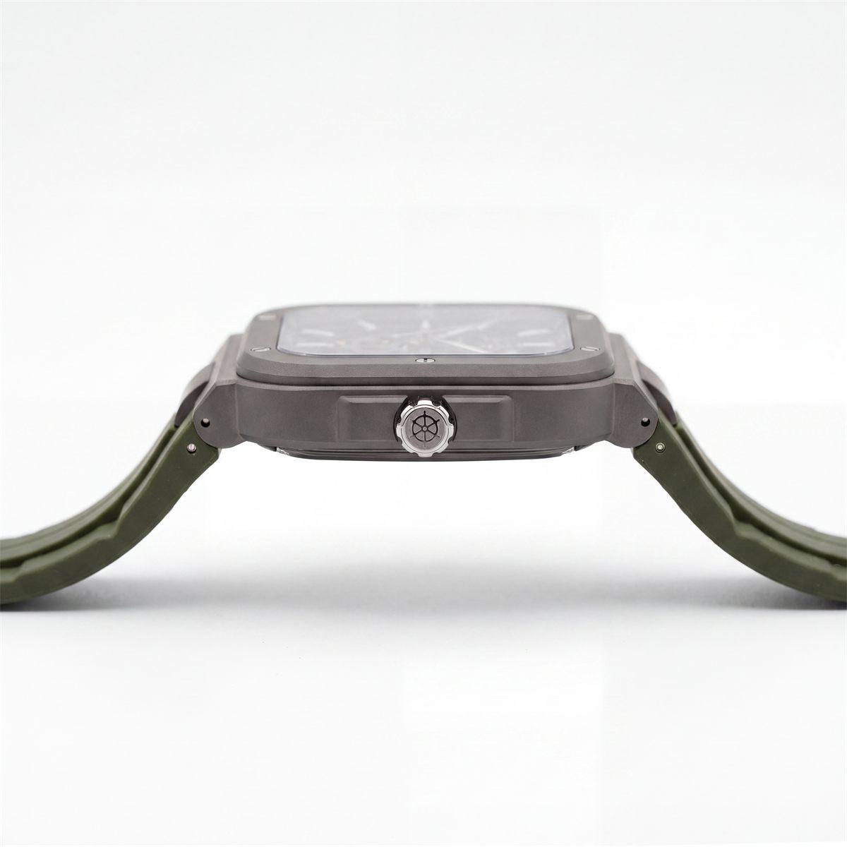 Profil du boîtier en titane, protection de couronne intégrée et bracelet kaki