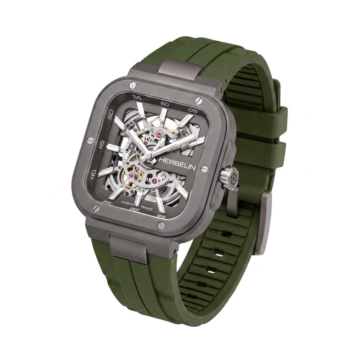 Vue de trois quarts de la montre, couronne vissée et boucle du bracelet