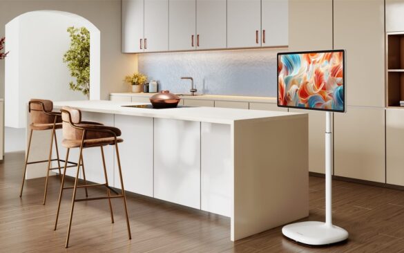 Entamez un film sur le canapé, finissez-le sous la couette : le Hisense RoamView S6, écran sans fil 4K de 32 pouces, change de pièce en même temps que vous.