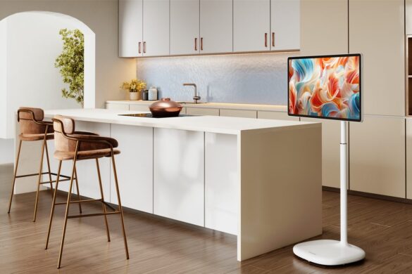 Entamez un film sur le canapé, finissez-le sous la couette : le Hisense RoamView S6, écran sans fil 4K de 32 pouces, change de pièce en même temps que vous.