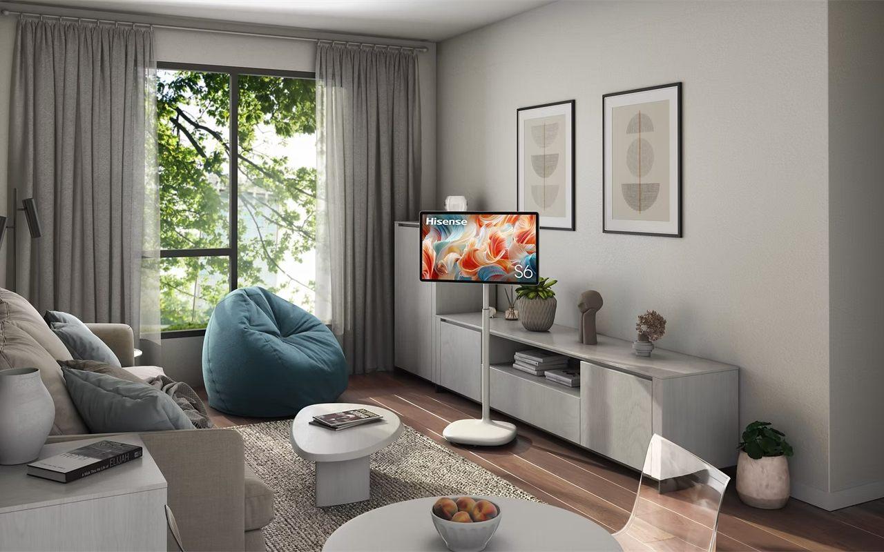 Le Hisense RoamView S6 posé dans un salon, à côté d'un meuble bas