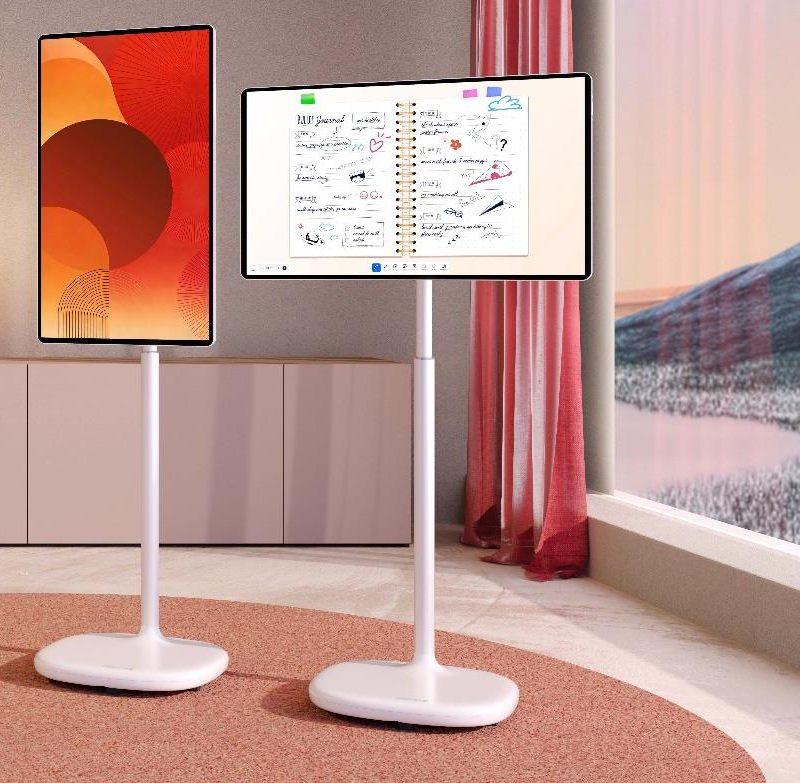 Deux écrans Hisense RoamView S6, l'un en mode portrait, l'autre sur l'application Tableau blanc