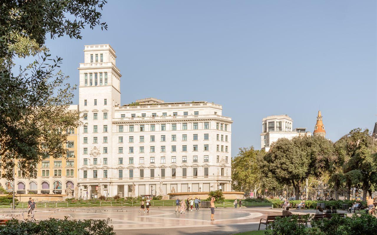 La facade de BLESS Barcelona sur la Placa de Catalunya, vue depuis la place